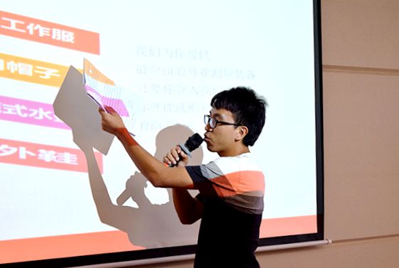 決賽現(xiàn)場正在進行創(chuàng)業(yè)方案演講的同學(xué)